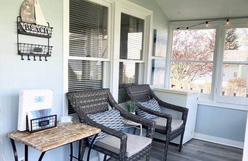 Olcott Cabaña | Cozy cottage steps away from beautiful Lake Ontario!
