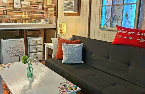 Midlothian Casa | Cozy cottage Style home with She Shed, walk to Coffee Cafe and Park