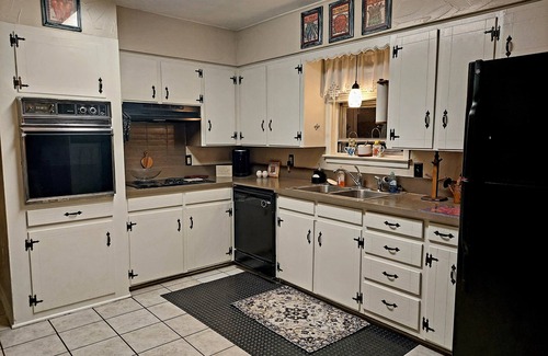 Midlothian Casa | Cozy cottage Style home with She Shed, walk to Coffee Cafe and Park