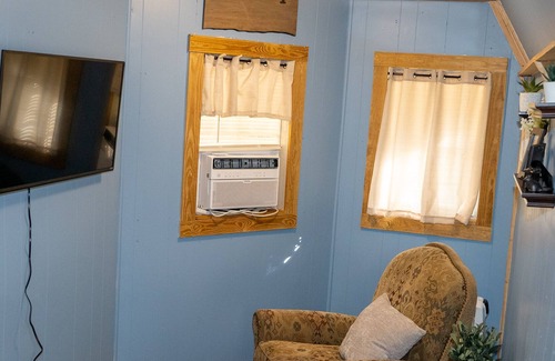 Tigerville Cabaña | Cozy Cottage / Tiny House - Fire Pit & Walking Trail