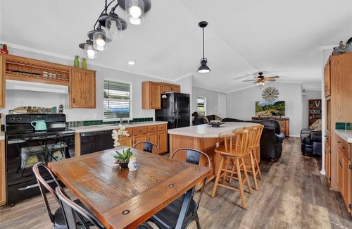 Pointblank Casa | Cozy Cottage to Tele-commute or Vacation with slip and kayaks included