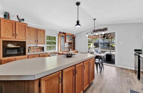 Pointblank Casa | Cozy Cottage to Tele-commute or Vacation with slip and kayaks included