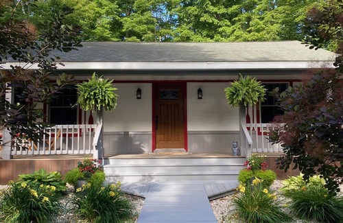 Jacksonport Casa | Cozy cottage tucked in the woods. 5 minutes from Cave Point and Whitefish Dunes.