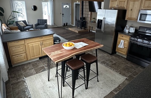Butte Cabaña | Cozy Cottage Tucked back with an Amazing View of Pioneer Peak!