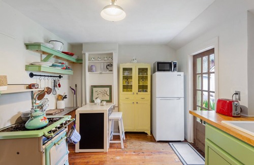Algiers Point Cabaña | Cozy Cottage
