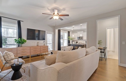 Tullahoma Casa | Cozy Cottage w/3king Beds,Tesla Charger, Marina Access