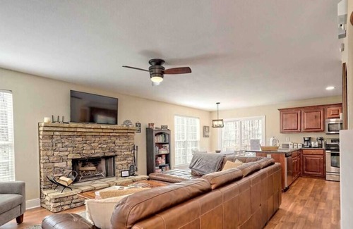 Young Harris Casa | Cozy Cottage w/ Big Yard, Deck, Fire Pit & Creek Dog friendly