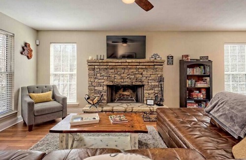 Young Harris Casa | Cozy Cottage w/ Big Yard, Deck, Fire Pit & Creek Dog friendly