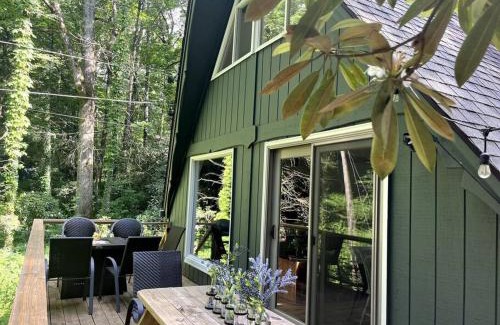 Highlands Casa | Cozy Cottage w Hot Tub, 5 min walk to Main St