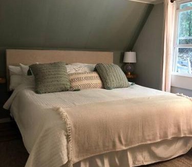 Highlands Casa | Cozy Cottage w Hot Tub, 5 min walk to Main St