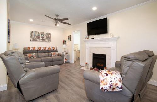 Pigeon Forge Casa | Cozy Cottage w Loveseat Fireplace Grill More
