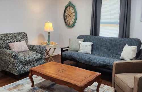 Mount Vernon Casa | Cozy Cottage! Weekly/Monthly Discounts! Washer and dryer! Wifi!