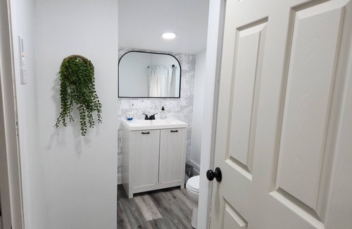 Mount Vernon Casa | Cozy Cottage! Weekly/Monthly Discounts! Washer and dryer! Wifi!