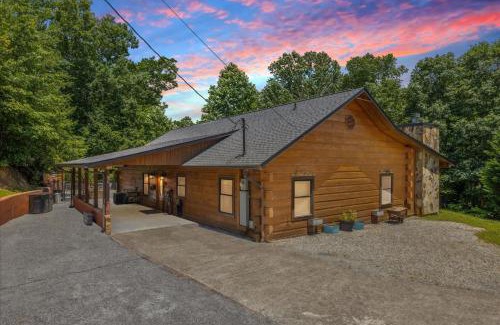 Gatlinburg - Pigeon Forge Casa | Cozy Cottage Wev Charger, Firepit & Bed Swing