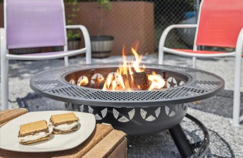 Gatlinburg - Pigeon Forge Casa | Cozy Cottage Wev Charger, Firepit & Bed Swing