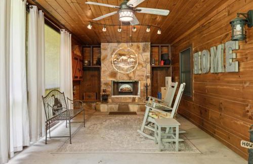 Gatlinburg - Pigeon Forge Casa | Cozy Cottage Wev Charger, Firepit & Bed Swing