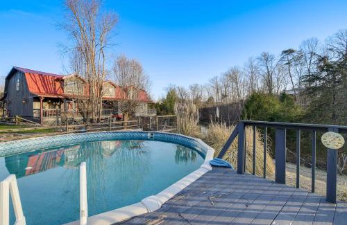 Kodak Casa | Cozy Cottage with Pool Btwn Knoxville and Pigeon Forge