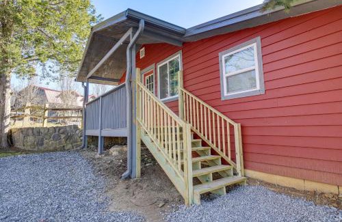 Kodak Casa | Cozy Cottage with Pool Btwn Knoxville and Pigeon Forge