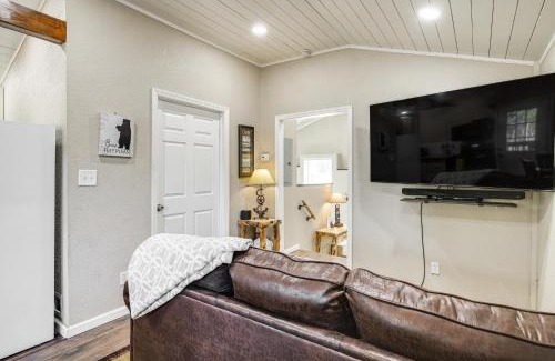 Kodak Casa | Cozy Cottage with Pool Btwn Knoxville and Pigeon Forge