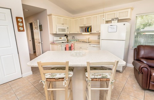 Vero Beach Casa | 'Another Day In Paradise' Cozy, peaceful winter getaway cottage 2BR/1BA, Dogs OK