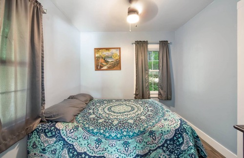 Whitehall Casa | Cozy Cottage with Cabin Look and Lakeview