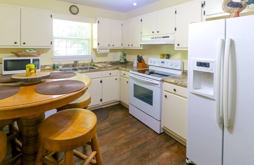 Helen Cabaña | Cozy cottage with central AC, grill, fireplace, washer/dryer, & WiFi