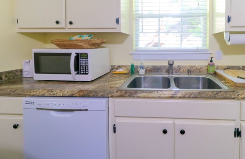 Helen Cabaña | Cozy cottage with central AC, grill, fireplace, washer/dryer, & WiFi