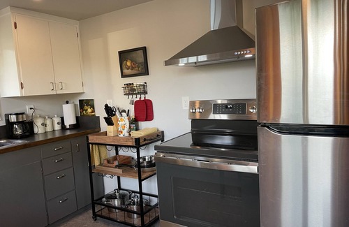 Langley Cabaña | Cozy Cottage with deck within walking distance of Langley restaurants and shops.