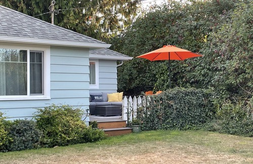 Langley Cabaña | Cozy Cottage with deck within walking distance of Langley restaurants and shops.