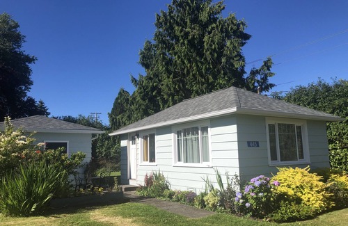 Langley Cabaña | Cozy Cottage with deck within walking distance of Langley restaurants and shops.