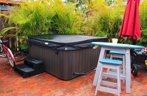 Siesta Key Cabaña | Cozy Cottage with Hot Tub