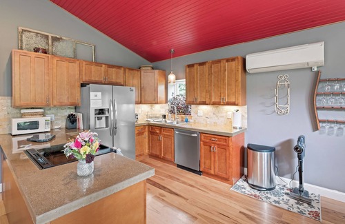 Lovingston Cabaña | Cozy cottage with PRIVATE hot tub and year round pool.