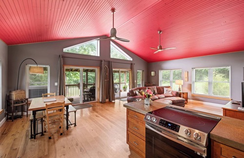 Lovingston Cabaña | Cozy cottage with PRIVATE hot tub and year round pool.