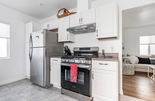 Lomita Casa | Cozy Cottage with Private Fenced Backyard Pets Welcome
