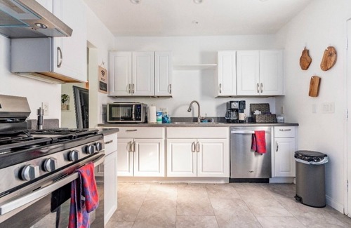 Lomita Casa | Cozy Cottage with Private Fenced Backyard Pets Welcome