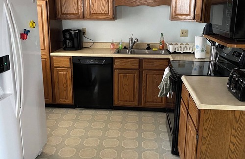 East Tawas Cabaña | Cozy cottage with WiFi in East Tawas - 3 bedrooms