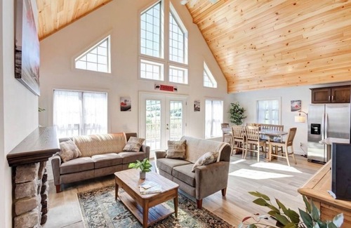 Stamford Chalet De Esquí | Cozy Country Cabin with Amazing Mountain Farm Views and Nearby Lake! EV-King Bed