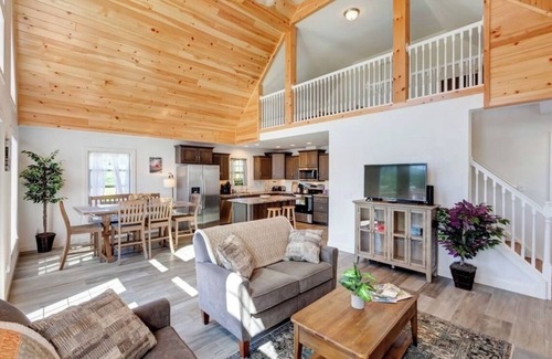 Stamford Chalet De Esquí | Cozy Country Cabin with Amazing Mountain Farm Views and Nearby Lake! EV-King Bed
