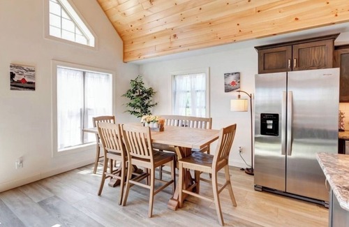 Stamford Chalet De Esquí | Cozy Country Cabin with Amazing Mountain Farm Views and Nearby Lake! EV-King Bed