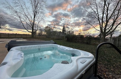 Goshen Casa | Cozy Country Home/Hot Tub/Pool/WI-FI/King Bed/Gym