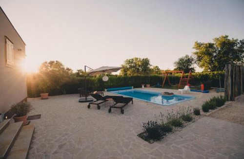 Drnis Casa | Cozy country home with heated outdoor pool