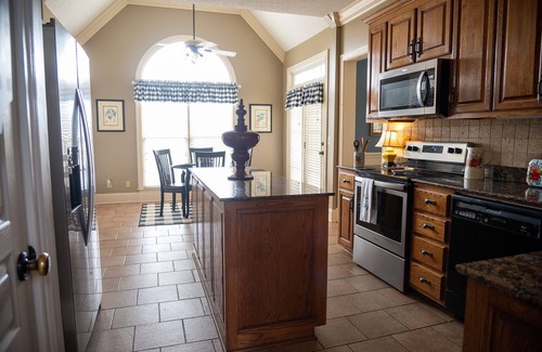 Ardmore Otro | Cozy Country home with Elk River access! 4 Bedrooms 3 bathrooms (Sleeps 8)