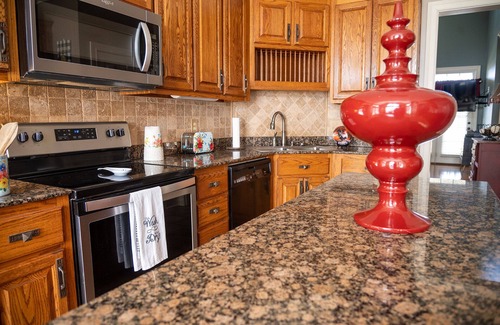 Ardmore Otro | Cozy Country home with Elk River access! 4 Bedrooms 3 bathrooms (Sleeps 8)