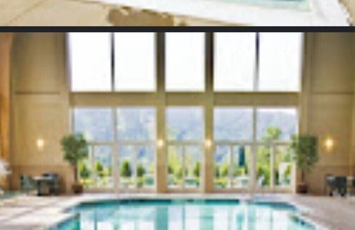 Brainard Condominio | Cozy couple resort style condo overlooks the beautiful Massachusetts mountains.