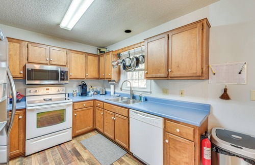 Cameron Casa | Cozy Couple's Getaway w/ Private Yard in Cameron