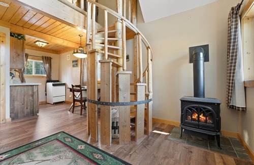 Kalispell Cabina | Cozy Couples cabin, hikers delight, epic Mountain View