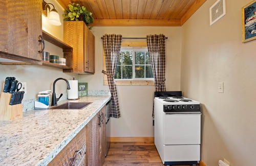 Kalispell Cabina | Cozy Couples cabin, hikers delight, epic Mountain View