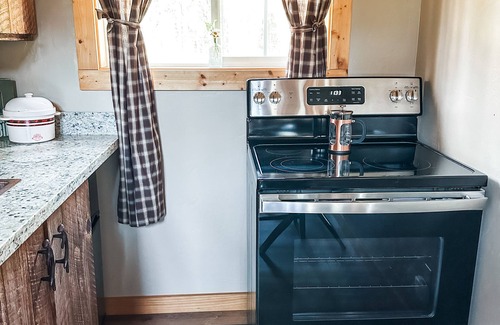 Kalispell Cabina | Cozy Couples cabin, hikers delight, epic Mountain View