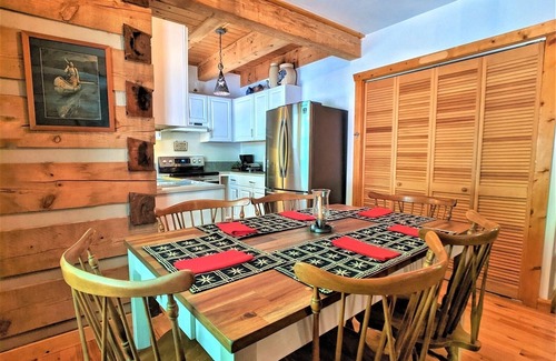 Asheville Cabina | Cozy Cove Cabin: 3BR 2BA Modern Comfort Meets Rustic Charm