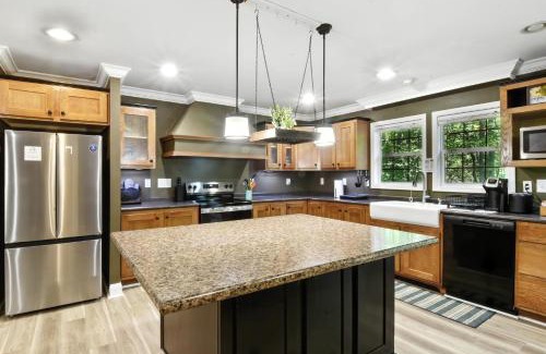 Crossville Casa | Cozy Cove Escape - Lakeside Retreat cabin